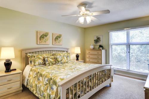 希尔顿黑德岛Anchorage 7442的一间卧室配有一张床和吊扇