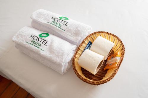 利马Hostel Prada的桌子上的一篮毛巾和卫生纸