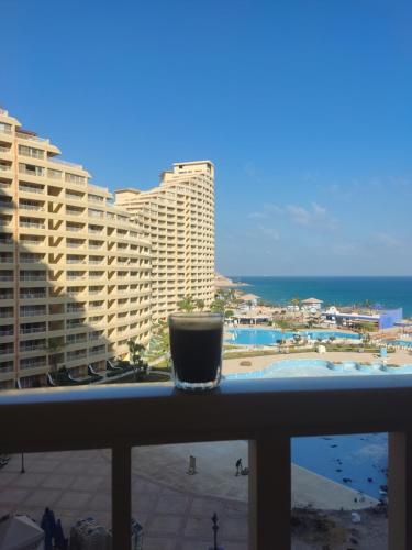 艾因苏赫纳بورتو السخنه的窗户边的饮料,享有海滩美景