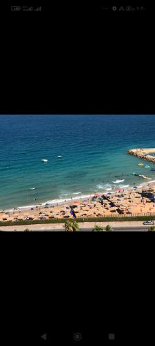 艾因苏赫纳بورتو السخنه的享有海滩、建筑和大海的景色