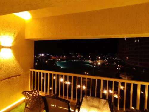 艾因苏赫纳بورتو السخنه的阳台,晚上可欣赏到城市景观