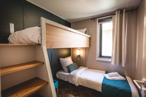 格里莫莱斯德拉梅尔酒店的小房间设有两张双层床和窗户