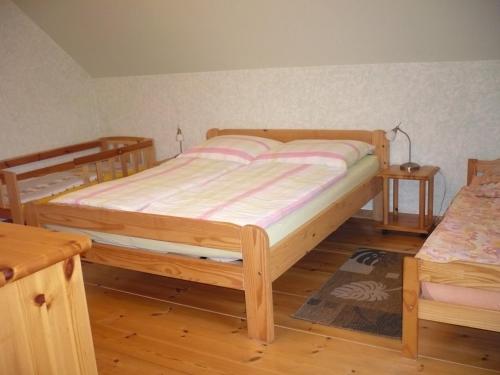 Ferienwohnungen Gorn的一间卧室配有两张双层床和两张桌子