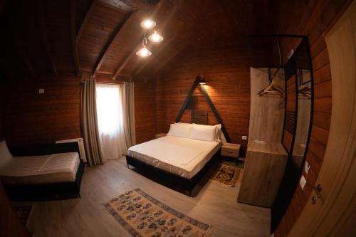KolgecajHotel Avdi Rexha的一间小卧室,配有床和窗户