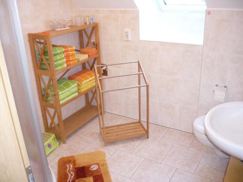 Ferienwohnungen Gorn的一间带卫生间的浴室和一个带毛巾的架子