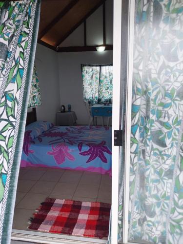 TiputaVaimoe Lodge的卧室配有一张床