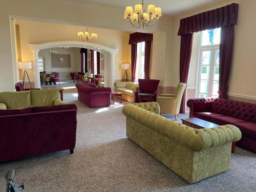 博格诺里吉斯皇家诺福克酒店的带沙发、椅子和镜子的客厅