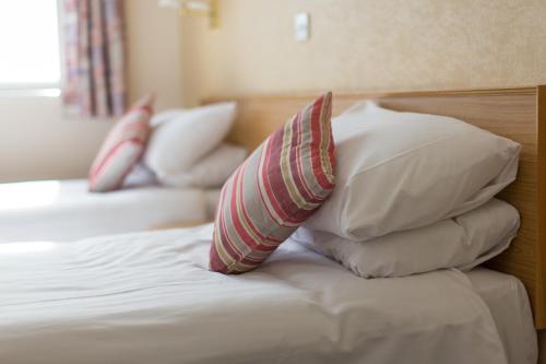 大雅茅斯新滩大酒店的床上有四个枕头
