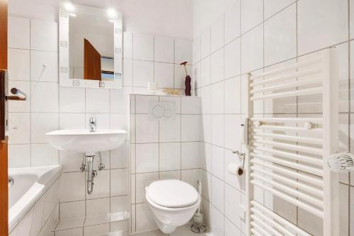 汉诺威Appartement Björn Schuhknecht的白色的浴室设有卫生间和水槽。