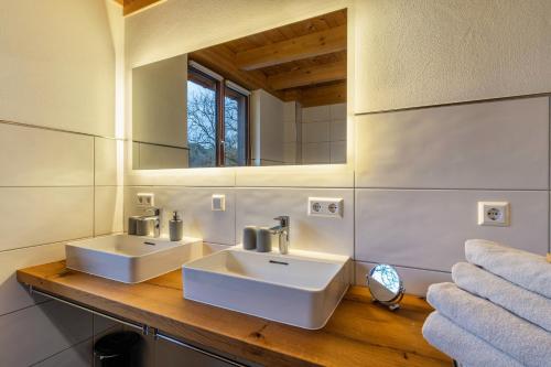 奥佩瑙Vorderbühlhof的浴室设有2个水槽和镜子