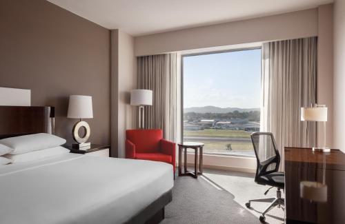 巴拿马城Marriott Panama Hotel - Albrook的酒店客房设有床和窗户。