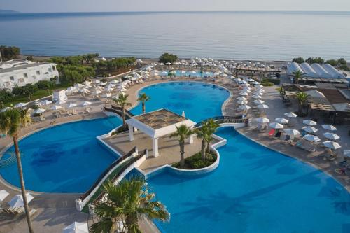 马莱迈Atlantica Ocean Beach Resort的享有带蓝色泳池和遮阳伞的度假村的顶部景致