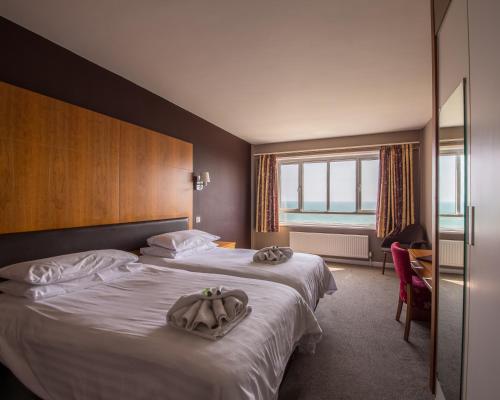 尚克林尚克林酒店的酒店客房,配有两张带毛巾的床