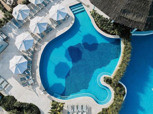 穆罗海滩普恩斯特尔拉道拉达 - 4*素普酒店的享有蓝色海水游泳池的顶部景致