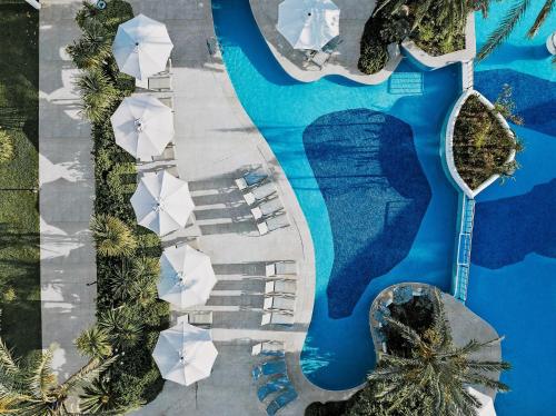 穆罗海滩普恩斯特尔拉道拉达 - 4*素普酒店的棕榈树游泳池的空中景致