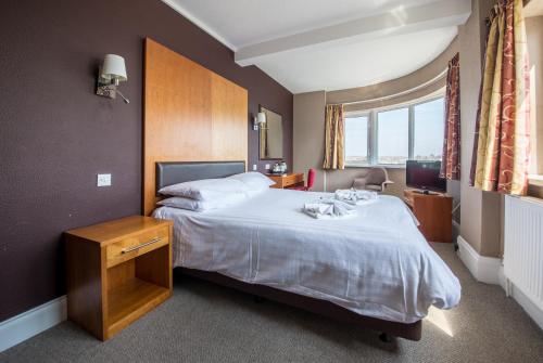 尚克林尚克林酒店的酒店客房设有床和窗户。