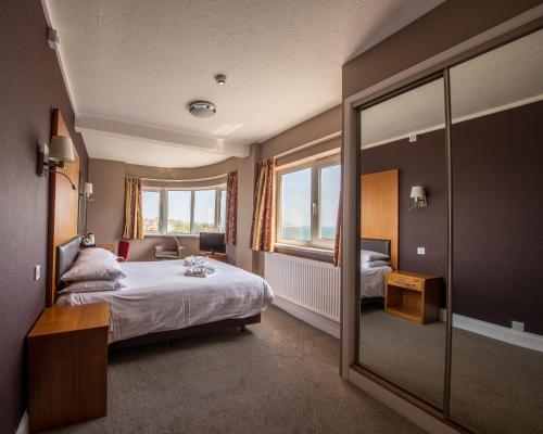 尚克林尚克林酒店的酒店客房,配有床和镜子