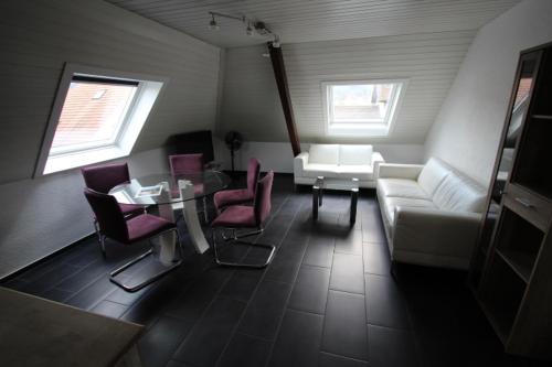 DullikenDulliken的客厅配有沙发和桌椅