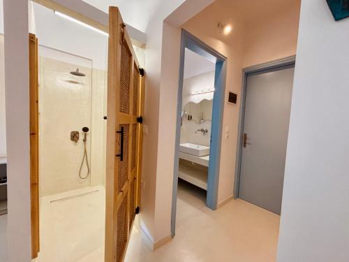 阿彻奇洛斯Afroditi Junior Suites的带淋浴和盥洗盆的浴室