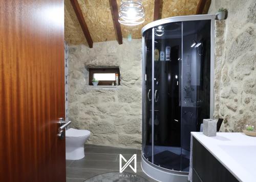 卡拉穆卢MyStay - O Palheiro的带淋浴、卫生间和盥洗盆的浴室