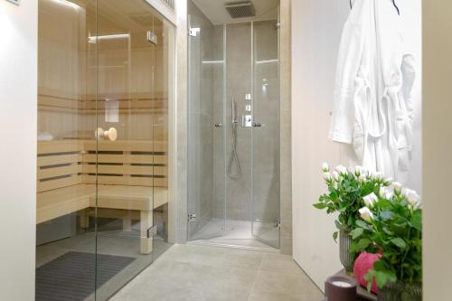 韦斯特兰Family Hüs的浴室里设有玻璃门淋浴