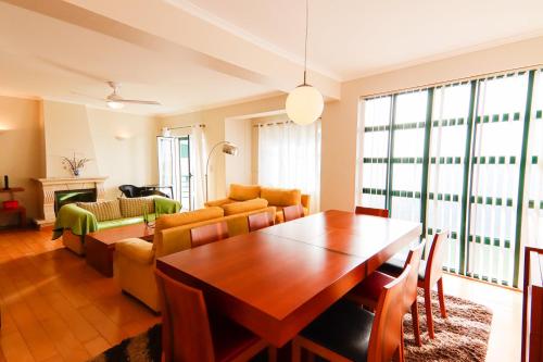 蓬塔德尔加达WelcomeBuddy - Beatrice Downtown City Flat的客厅配有桌子和沙发