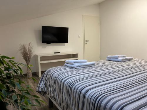 多博沃Apartma Fojana的一间卧室配有一张带蓝色毛巾的床