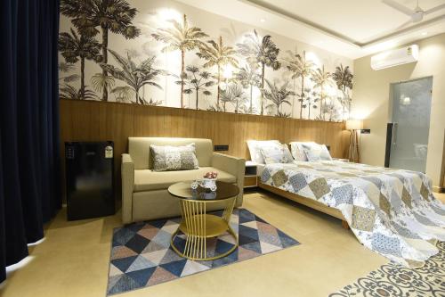 莫尔吉姆Eutopia Beach Resort - Boutique Resort with Pool by Rio Hotels India的配有一张床和一把椅子的酒店客房