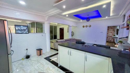 Nice 4 BR Hse in Accra - Ashongman Estates的厨房或小厨房