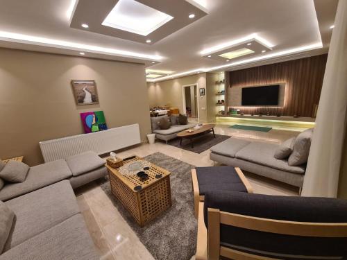 安曼Amman's most prestigious的客厅配有两张沙发和一台电视机