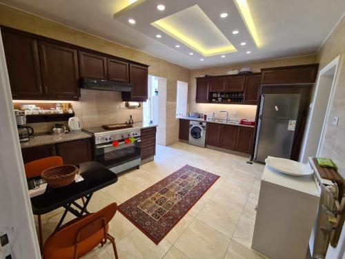 安曼Amman's most prestigious的厨房配有棕色橱柜、桌子和柜台。