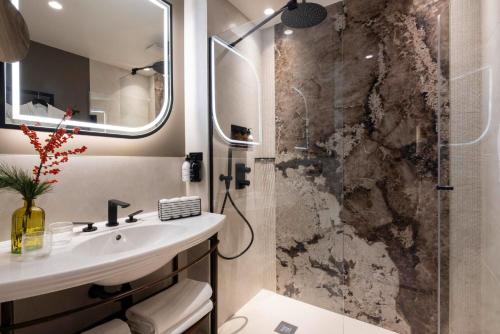 巴黎Hôtel L'Ormaie & Spa的一间带水槽和淋浴的浴室