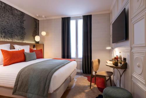 巴黎Hôtel L'Ormaie & Spa的酒店客房,配有床和电视