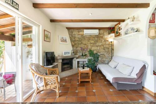 博伊罗Casa Costaneira的带沙发和壁炉的客厅