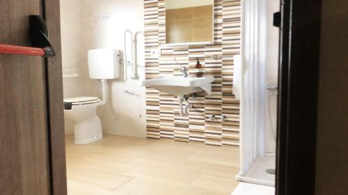 伊索拉迪卡波里祖托Agri B&B Terre Joniche的一间带水槽和卫生间的浴室