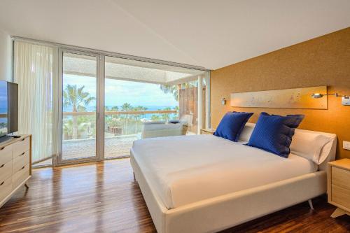 圣胡安海滩Stunning Sunsets Abama的一间卧室设有一张大床和一个大窗户
