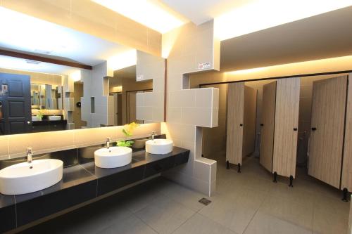 怡保万怡大酒店的一间带三个水槽和大镜子的浴室