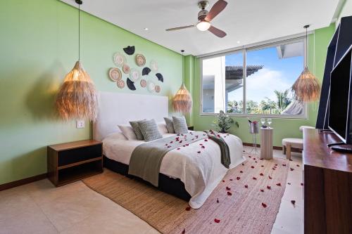 新巴利亚塔Stylish Peninsula Golf 3BR Oasis with Pool的一间卧室设有绿色的墙壁、一张床和窗户