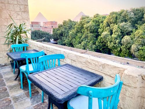 开罗4 Pyramids inn的阳台上的三张蓝色桌椅