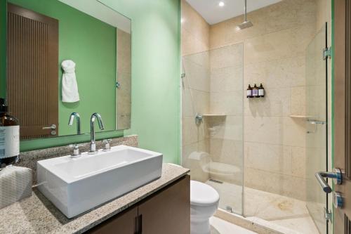 新巴利亚塔Stylish Peninsula Golf 3BR Oasis with Pool的浴室配有白色水槽和淋浴。