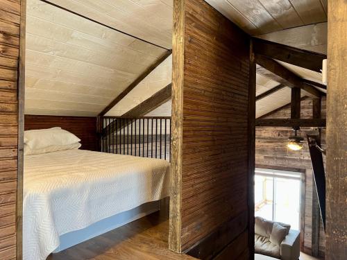 Saint-René-de-MataneChalet Romanov的一间卧室设有一张床和木墙