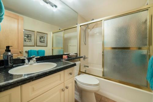 基黑Maui Vista 3406 - Ocean View Penthouse Sleeps 7的浴室配有卫生间、盥洗盆和淋浴。