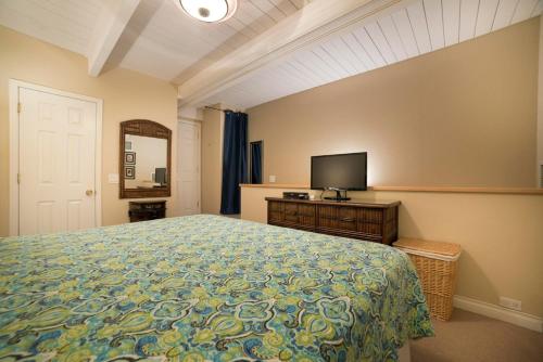 基黑Maui Vista 3406 - Ocean View Penthouse Sleeps 7的一间卧室配有一张床和一台平面电视
