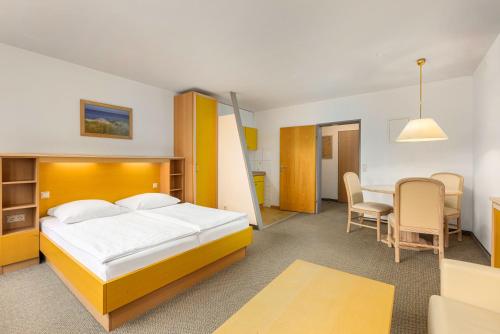 伯格奥夫费马恩费马恩岛IFA假日酒店的卧室配有一张床和一张桌子及椅子