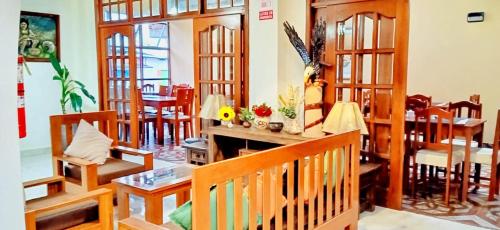 塔拉波托Paraiso Wasi的客厅配有木制家具和壁炉