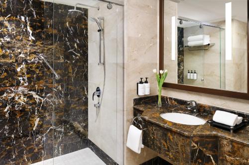 麦地那InterContinental Dar Al Hijra Madinah, an IHG Hotel的一间带水槽和淋浴的浴室