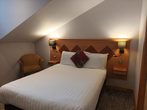 利兹玉米磨坊酒店的卧室配有一张带白色床单和枕头的大床。