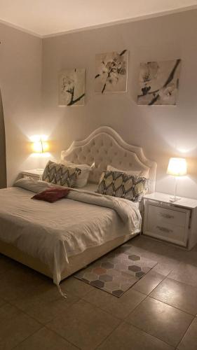 阿卜杜勒国王经济城مجتمع الشروق مدينة الملك عبدالله الاقتصادية的卧室配有一张带两张桌子的大型白色床