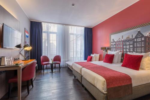 阿姆斯特丹阿姆斯特丹市中心莱昂纳多酒店的酒店客房,设有一张红色墙壁的大床