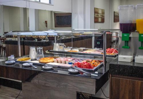 贝廷塞拉内格拉酒店的包含多种不同食物的自助餐